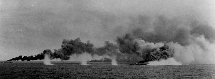 「史上最大の海戦」としてその名が挙がった太平洋戦争「レイテ沖海戦」下のサマール沖で炎上する米国海軍の駆逐艦(1944年)の画像