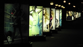 ファッションウィーク期間中の米国ニューヨーク・ブライアントパークの闇夜に輝く「ニューヨークタイムズ」の看板広告(2007年)