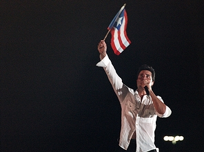 コンサートにてプエルトリコの国旗を掲げるプエルトリコの歌手“チャヤン”(2007年)の画像