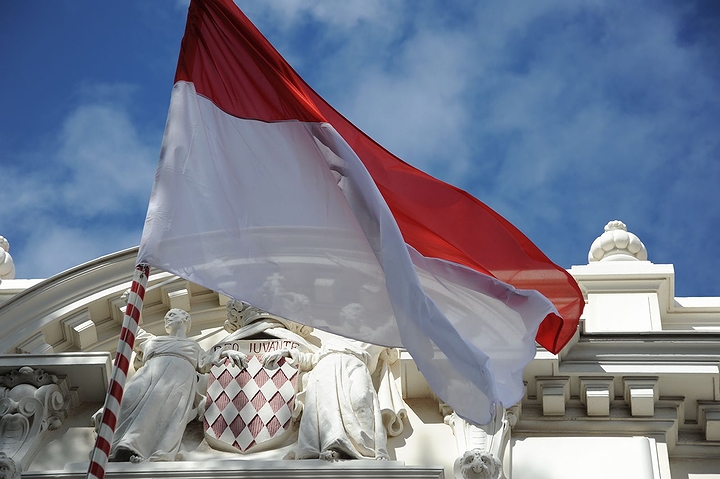 モナコの国旗(2010年)の画像