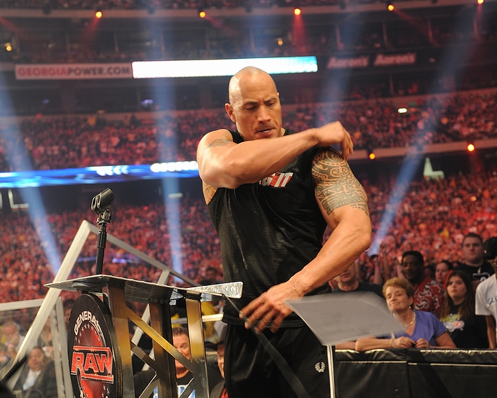 米国のプロレスラー“ザ・ロック”(2011年・WWE「レッスルマニア27」)の画像