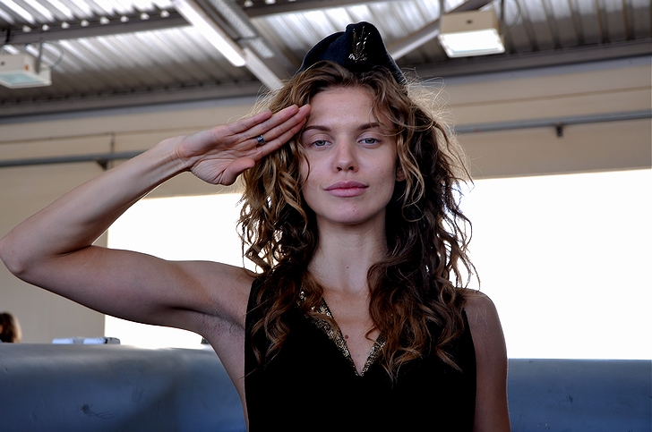 女優のアナリン・マッコード(2012年・イスラエル国防軍基地)の画像