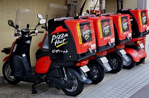 「ピザハット」の宅配バイク(2009年・東京)
