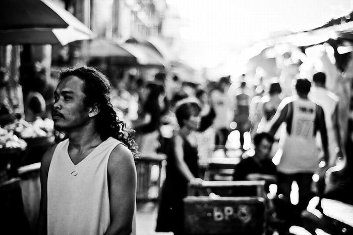 フィリピン・セブ島の「カルボン・マーケット」を行き交う人々(2009年)