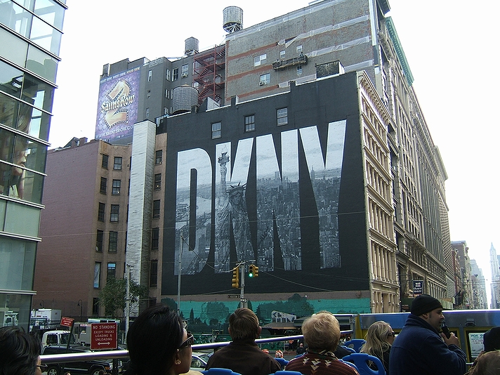 ファッションブランド「DKNY」のビルボード(2008年・ニューヨーク)の画像