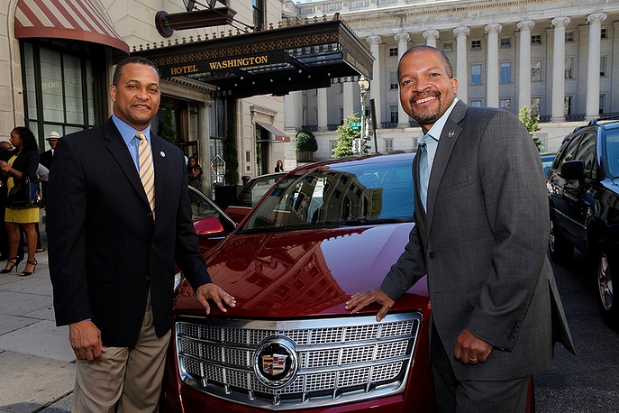 キャデラックのマーケティング部長ジョン・バトラーと「キャデラック・XTS」(2012年・米国ワシントンDC・「ホテル・ワシントン」)の画像