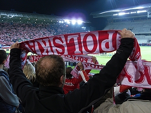 サッカー親善試合「ポーランド代表チーム対オーストラリア代表チーム」に沸き立つ観客席(2010年・ポーランド・クラクフ)の画像