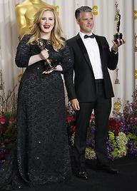 歌手のアデルとポール・エプワース＠第85回アカデミー賞授賞式(2012年度・2013年)の画像