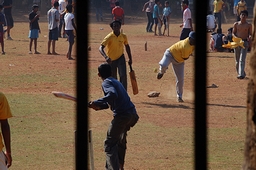 広場でクリケットに興じるインドの男たち 2009年・ムンバイ