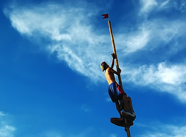 パロセボに興じる男性と天を貫くフィリピン国旗(2007年)の画像