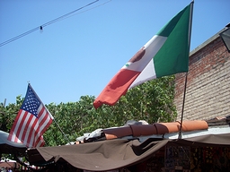 米国旗とメキシコ国旗(2007年)