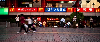 中国・西安の街の「麦当劳」すなわちマクドナルドの店舗(2011年)の画像