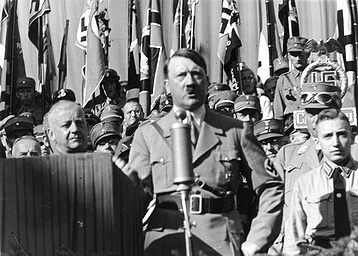 「オーストリア出身の有名人」の一例として挙がったアドルフ・ヒトラーの演説中(1935年・ドイツ・ローゼンハイム)の画像