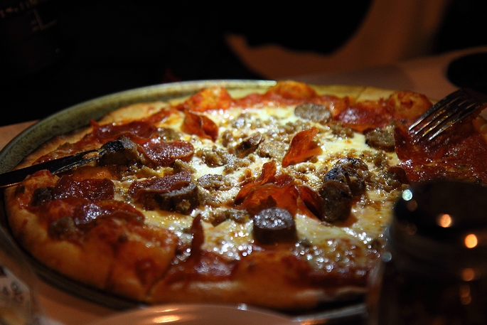 ペパローニやソーセージやチーズをトッピングしたピザ(2011年・米国ワシントンDC)の画像