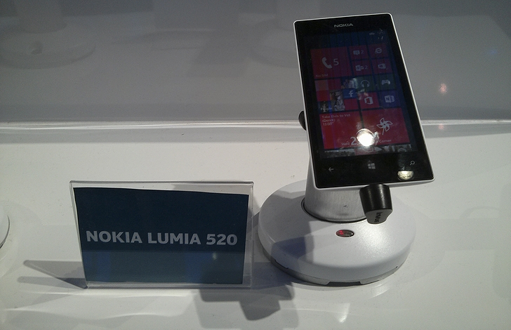 ノキアのスマートフォン「ルミア・520」(2013年・スペイン・「モバイルワールドコングレス」)の画像