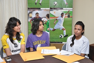 駐パキスタン米国大使館の主催による女子サッカー支援プログラムの一幕(2012年・イスラマバード)