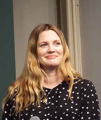 「丸顔の女性芸能人」の一例として挙がった米国の女優ドリュー・バリモア(2014年・ニューヨーク)の画像