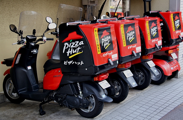 「ピザハット」の宅配バイク(2009年・東京)の画像