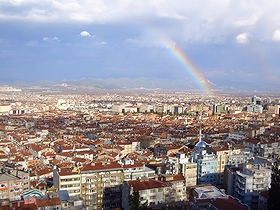 「トルコの必見の地」の一例として挙がったトルコのブルサに架かる虹(2005年)の画像