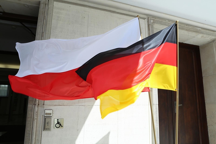 ドイツの国旗とポーランドの国旗(2014年)の画像