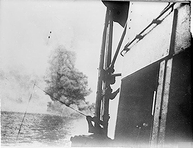 「史上最大の海戦」としてその名が挙がったユトランド沖海戦の最中に撃沈されゆくイギリス海軍の戦艦「インビンシブル」(1916年)の画像