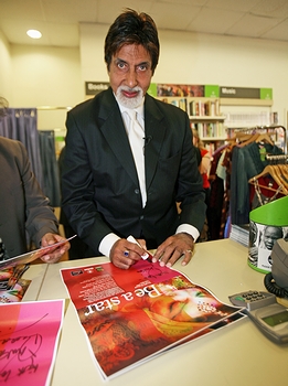 「インドの人気俳優」の一例として挙がったインドの俳優アミターブ・バッチャン(2007年)の画像