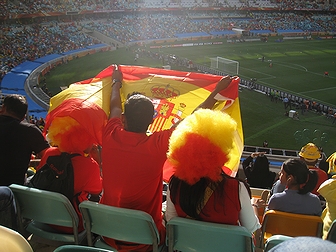 サッカー「2010年FIFAワールドカップ」におけるスペイン対スイス戦の観客席に翻るスペイン国旗(2010年・南アフリカ・ダーバン「モーゼス・マヒダ・スタジアム」)の画像
