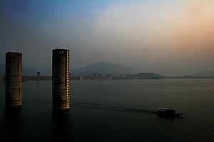 「中国きっての観光地」の一例として挙がった中国・長江の流れを湛える大水瓶「三峡ダム」(2008年)の画像