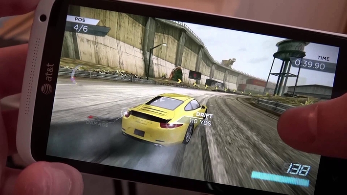 「Android」搭載スマートフォン「HTCワンX」上に動作する「Androidで一番のレースゲーム」として名が挙がったゲーム「ニード・フォー・スピード“モスト・ウォンテッド”」(2012年)の画像