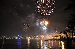 中国海南島・三亜の夜空を彩る花火(2009年)