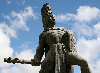 「有名なグアテマラ人」の一例として挙がったグアテマラの国家的英雄テクン・ウマンの立像(2009年)の画像