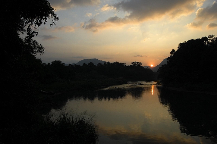 「スリランカ最長の河川」として名が挙がったスリランカ・マハウェリ川の日没(2007年)の画像