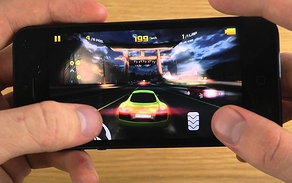 「iOS 6.1.4」搭載の「iPhone 5」上に動作する「iPhoneで一番のレースゲーム」として名が挙がったレースゲーム「アスファルト8：エアボーン」のスクリーンショット(2013年)の画像