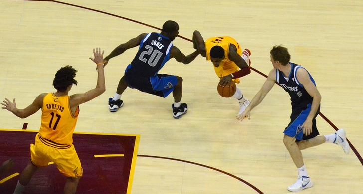 米国オハイオ州クリーブランド「クイックン・ローンズ・アリーナ」における「NBA」の試合風景(2012年)の画像。ボールの持ち主は「クリーブランド・キャバリアーズ」のカイリー・アービング。