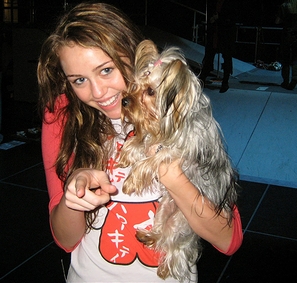 マイリー・サイラスと飼い犬の“ローディー”(2007年)