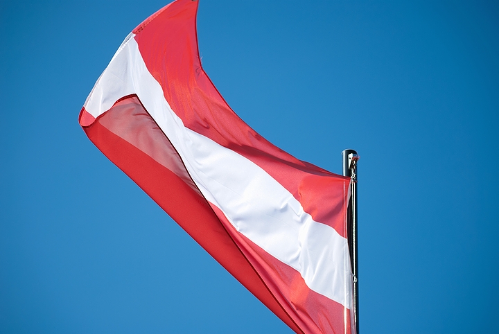 オーストリア・ザルツブルクの「ホーエンザルツブルク城」に翻るオーストリアの国旗(2012年)の画像