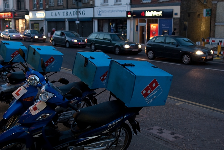 「ドミノ・ピザ」の宅配バイク(2009年・ロンドン)の画像