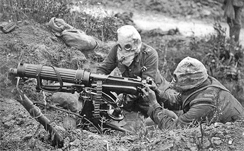 ガスマスクを装着したイギリス兵とビッカース重機関銃(1916年・第一次世界大戦「ソンムの戦い」)の画像