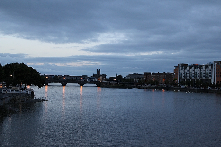 アイルランド・リムリック市街を流れる「アイルランド最長の河川」として名が挙がった「シャノン川」(2010年)の画像