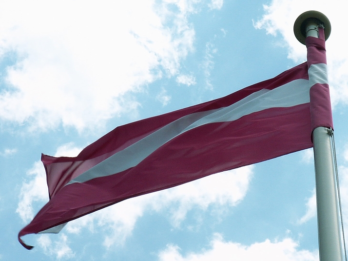 ラトビアの国旗(2006年・リガ)の画像
