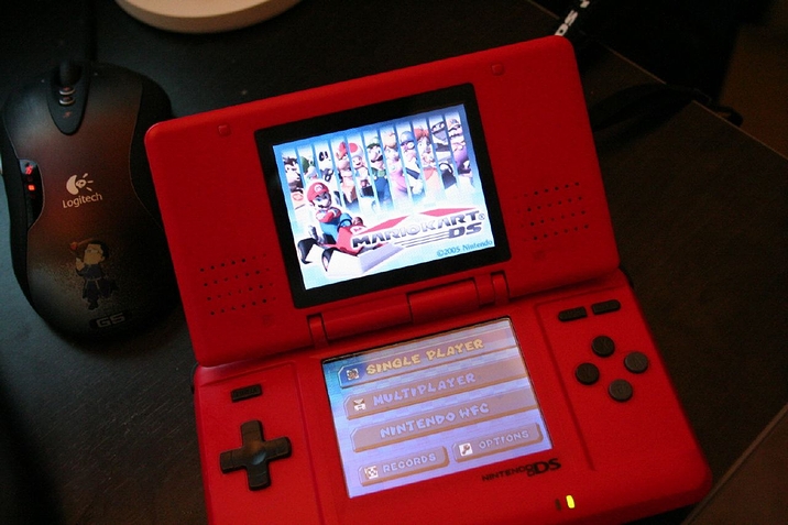任天堂のゲーム機「ニンテンドーDS」と「ニンテンドーDSで一番のレースゲーム」として名が挙がった「マリオカートDS」(2006年)の画像