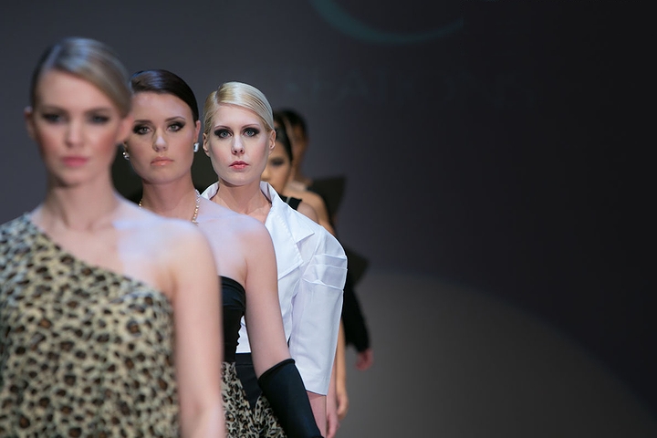 「ウエスタンカナダ・ファッションウィーク」のランウェイをゆくモデル達(2014年)の画像