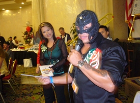 ファイル:レイナ・グエンとレイ・ミステリオ Rey Mysterio, Leyna Nguyen 539241557.jpg