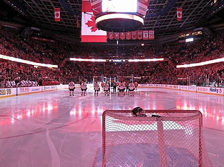 アイスホッケーリーグ「NHL」の「カルガリー・フレームス」対「エドモントン・オイラーズ」戦で大晦日の国歌斉唱を行うアイスホッケー選手達(2009年・カナダ・カルガリー「ペングロース・サドルドーム」)の画像