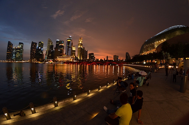 「シンガポールの絶好の夜遊びスポット」の一例として挙がったシンガポール・エスプラネードの夜景(2011年)の画像