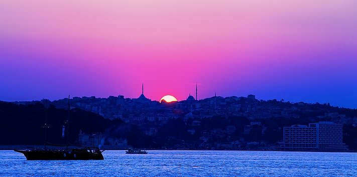 「トルコの必見の地」の一例として挙がったトルコ・イスタンブールの日没(2012年)の画像