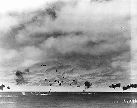 「米国史上最大の海戦」としてその名が挙がった第二次世界大戦の太平洋戦争下「ミッドウェー海戦」中にアメリカ海軍の航空母艦「ヨークタウン」に攻撃を加える日本海軍の航空母艦「飛龍」発の中島製艦上攻撃機(1942年)の画像