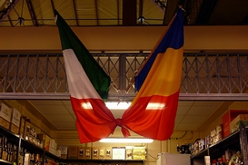 イタリア国旗とルーマニア国旗(2009年・イタリア・フィレンツェ)