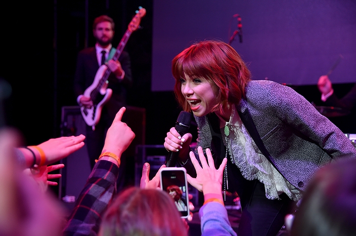ライブに歌う歌手のカーリー・レイ・ジェプセン(2015年・米国ロサンゼルス)の画像