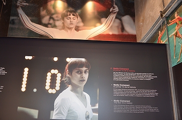 「有名なルーマニア人」の一例として挙がった体操選手のナディア・コマネチ「10点満点」(2011年・スペイン・「オリンピック博物館」)の画像